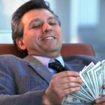 Бизнесмен радуется, что заработал на Facebook-странице.